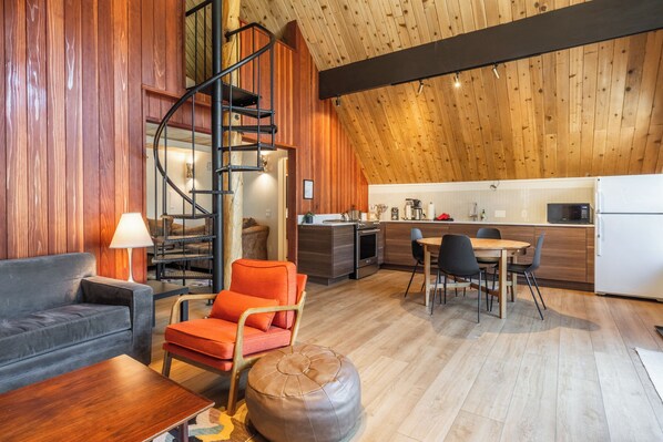 Fernseher, Kamin, DVD-Player