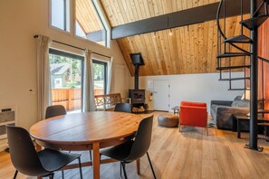 TV, fireplace, DVD player - Chalet #1, Charming Ski In/ Ski Out Steps to the M (Mammoth Lakes)