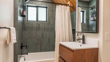 SĂšche-cheveux, serviettes fournies, savon, shampoing