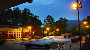 Una piscina al aire libre