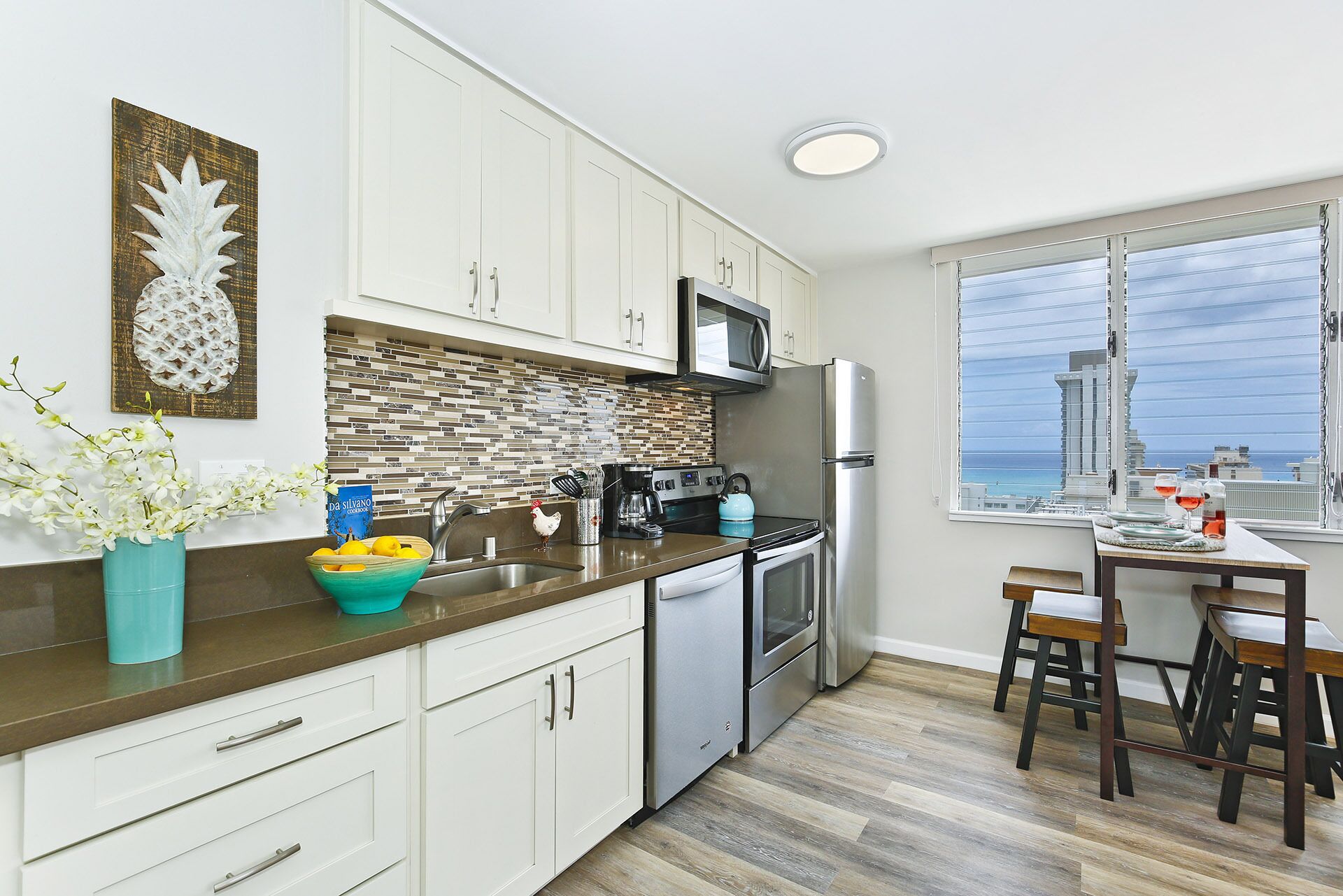 High Floor with Ocean View! Bedroom A/C, W/D, Wi-Fi, Pool, FREE Parking!