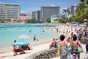 Beach nearby - High Floor with Ocean View! Bedroom A/C, W/D, Wi-Fi, Pool, FREE Parking! (Honolulu)