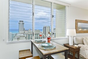 Interior - High Floor with Ocean View! Bedroom A/C, W/D, Wi-Fi, Pool, FREE Parking! (Honolulu)