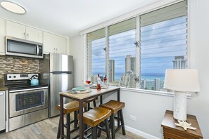 Réfrigérateur, four à micro-ondes, un four, surface de cuisson
