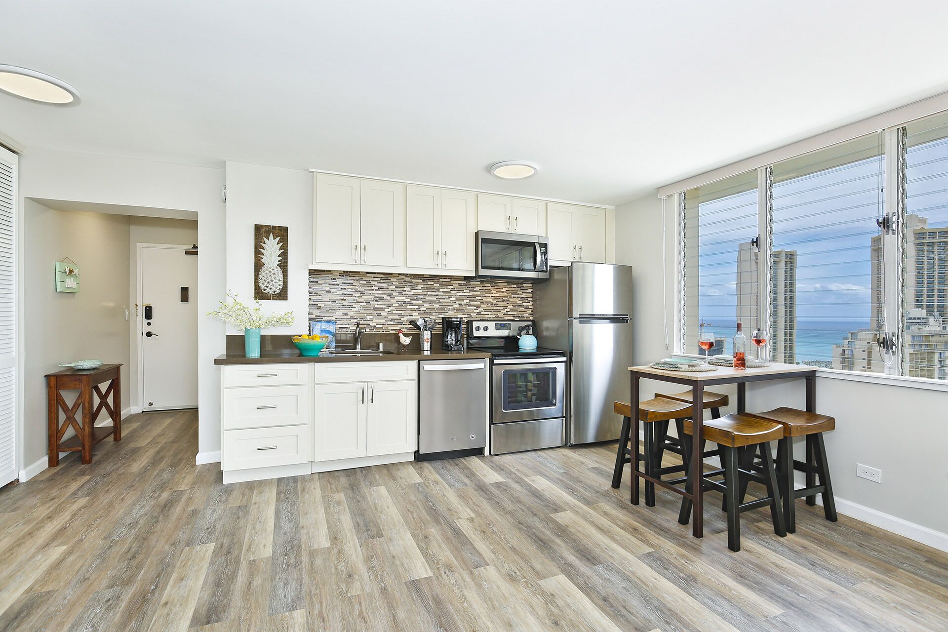 High Floor with Ocean View! Bedroom A/C, W/D, Wi-Fi, Pool, FREE Parking!