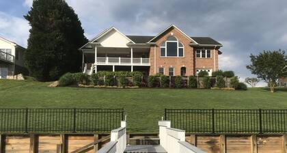 # 1 Clasificado Lake House en el canal principal con aguas profundas y vistas increíbles