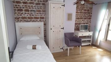 Standard Twin Room, 2 Single Beds | Minibar, in-room safe, soundproofing, free WiFi
