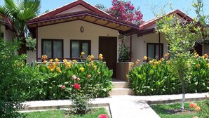 A two-story house with a garden in front. - Hulusi Hotel (Manavgat)