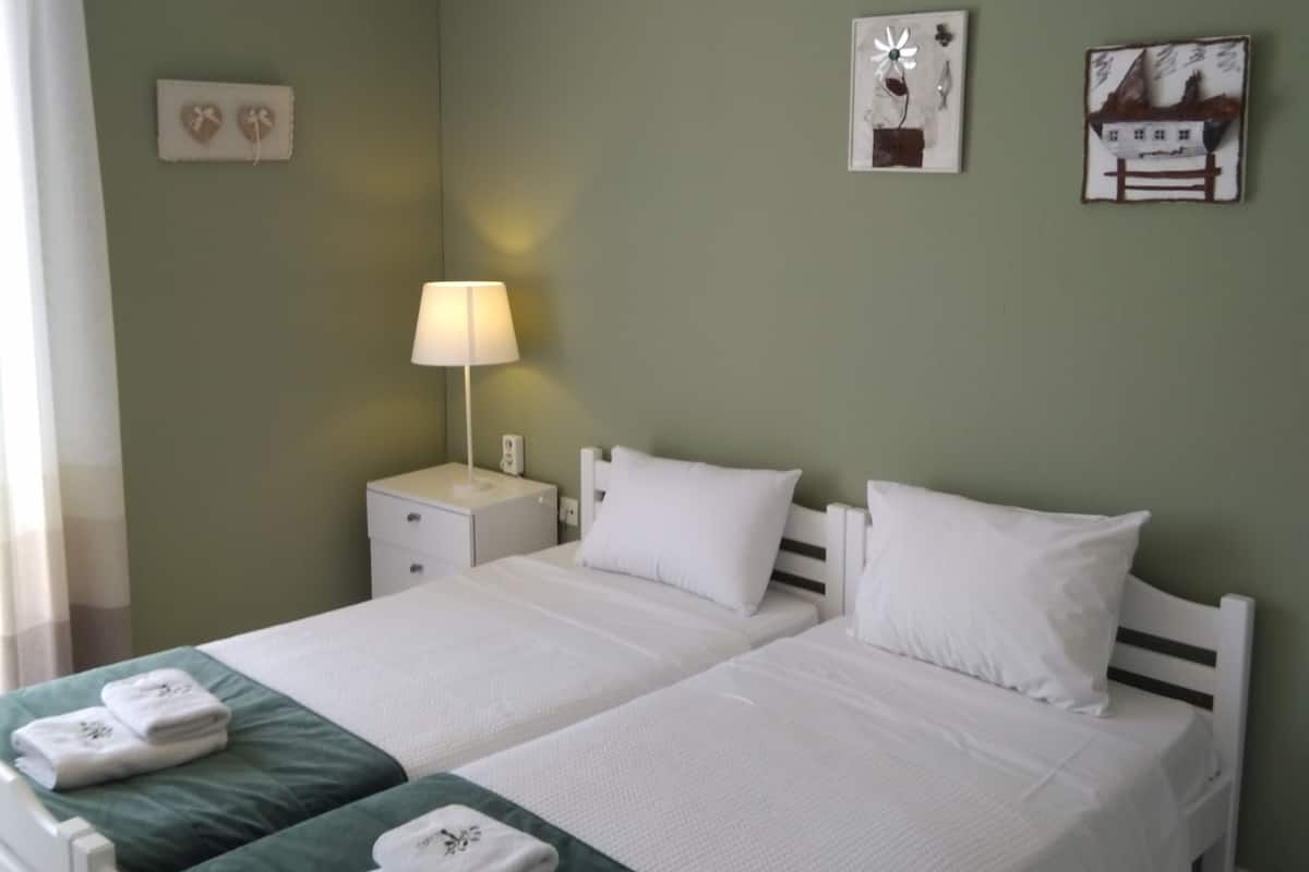 Studio (Apartment) | Egyptian cotton sheets, soundproofing, iron/ironing board