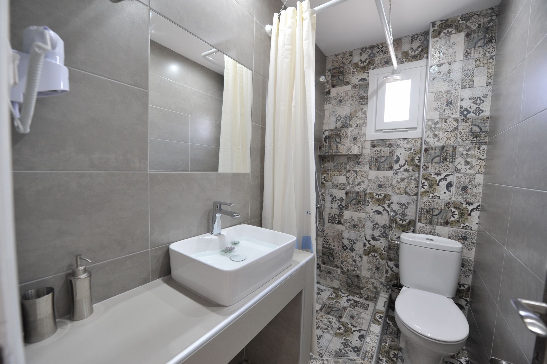 Estudio, balcón | Baño | Ducha, artículos de higiene personal gratuitos y secador de pelo