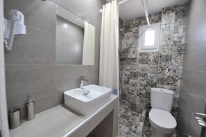 Studio, balkong | Bad | Dusj, toalettartikler (inkludert), hårføner og håndklær