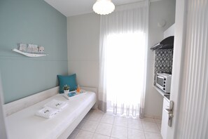 Apartamento, 1 habitación (3 Adults) | Cocina básica privada | Frigorífico, placa de cocina, hervidor eléctrico y trona infantil