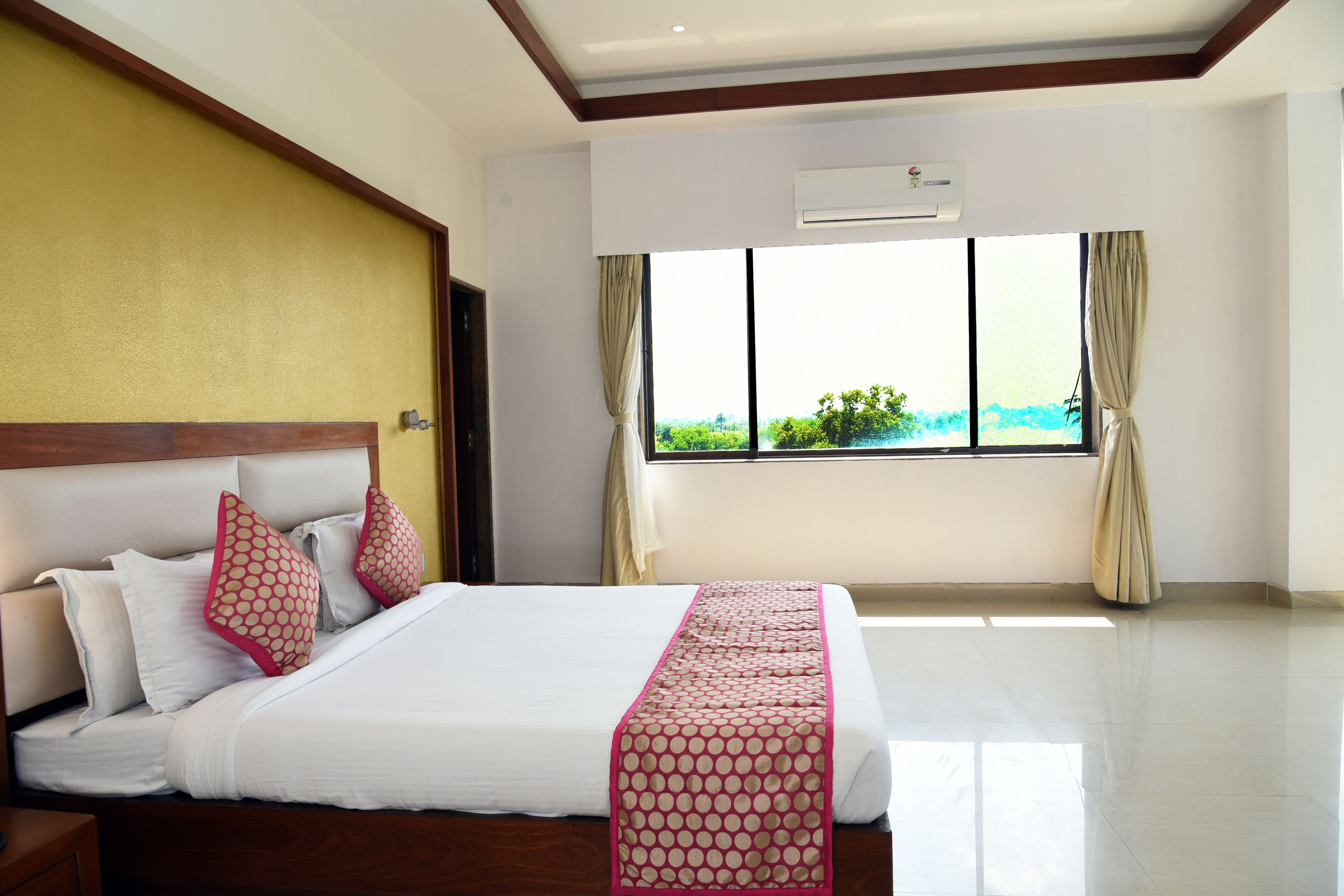 Super Deluxe Room | In-room safe, desk, iron/ironing board, rollaway beds