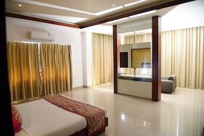 Phòng Suite cơ bản | Két bảo mật tại phòng, bàn, bàn ủi/dụng cụ ủi quần áo