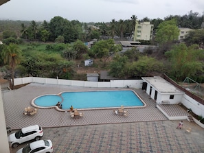 Hồ bơi ngoài trời