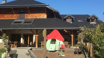 Children’s play area – outdoor