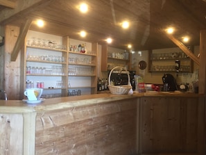 Bar (trong khuôn viên)