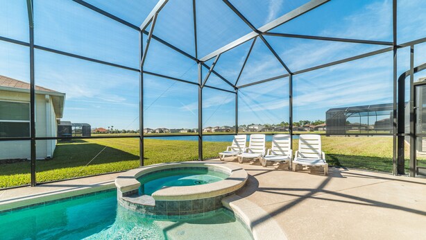 Un área de piscina con hidromasaje, sillones de descanso y vistas del paisaje circundante.