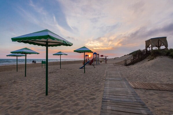 Ranta lähistöllä, maksullisia cabañoita, aurinkotuoleja