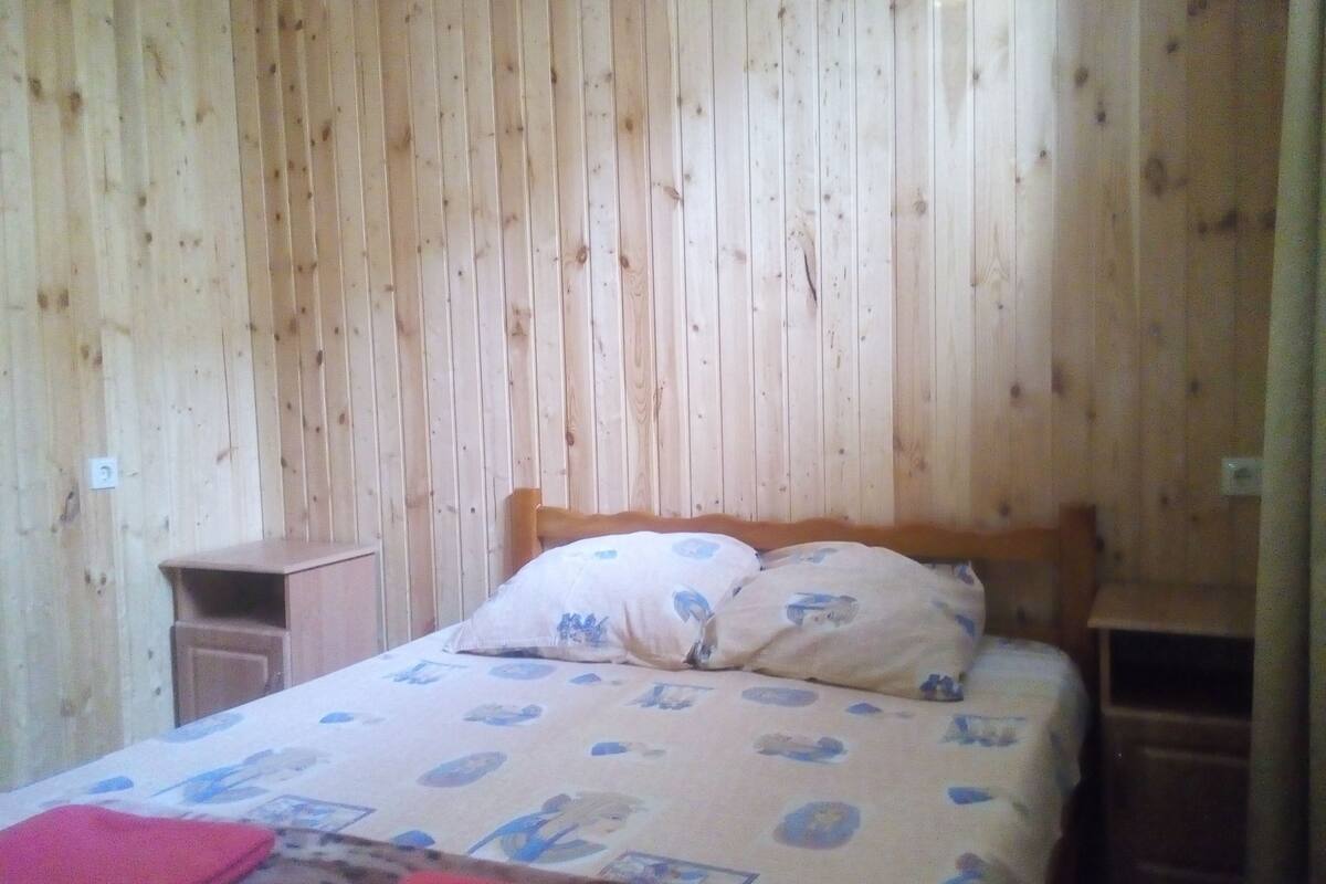 Habitación doble económica | Cortinas blackout, tabla de planchar con plancha y cunas gratuitas