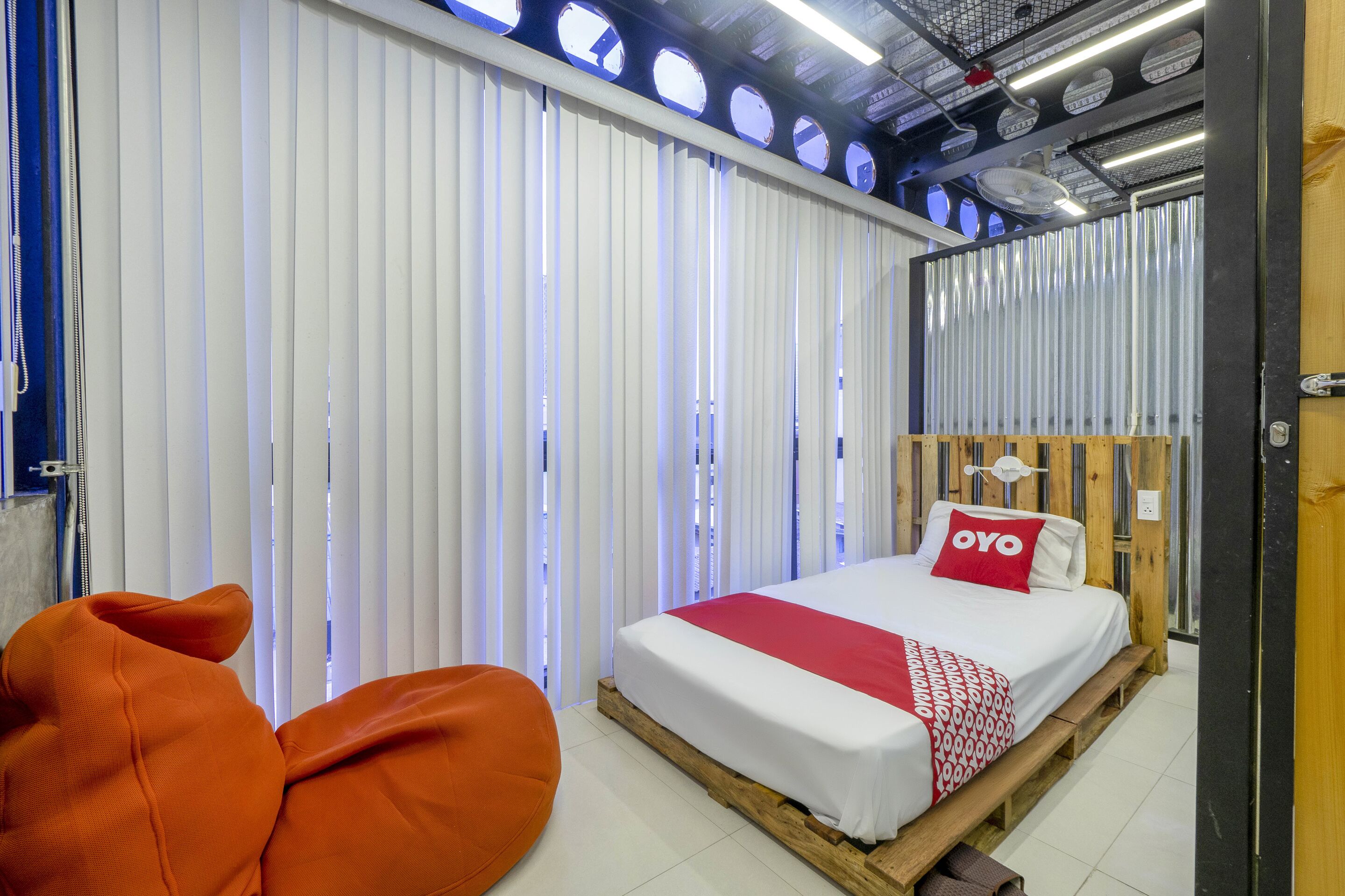 Basic Single Room | Free WiFi, bed sheets