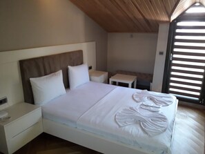 Een minibar, een kluis op de kamer, een bureau, geluiddichte muren