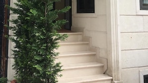 A hotel sign for Leader Mansion Hotel & Sauna. - Leader Mansion Hotel & Suite (Istanbul)