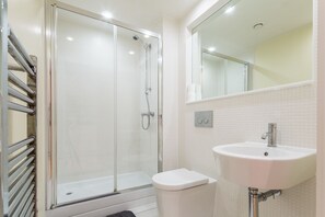 Deluxe Studio Suite, 2 Bedrooms | Bathroom