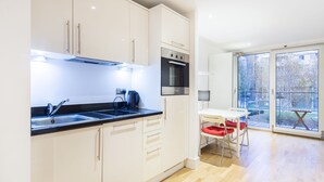 Suíte estúdio luxo, 2 quartos | Cozinha privada | Geladeira, fogão, cooktop, lava-louças