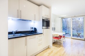 Deluxe Studio Suite, 2 Bedrooms | Private kitchen | Fridge, oven, stovetop, dishwasher - Modern Apt. in the Heart of Docklands (London)