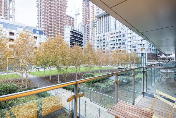 Deluxe Studio Suite, 2 Bedrooms | Terrace/patio - Modern Apt. in the Heart of Docklands (London)