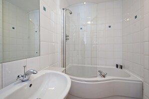 Combined shower/bathtub, deep-soaking bathtub, free toiletries