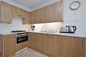 Fridge, microwave, oven, stovetop - Premium St Christophers Place (London)