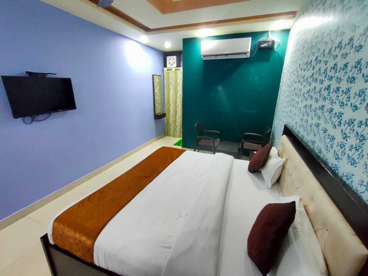 Blackout drapes, soundproofing, iron/ironing board, free WiFi
