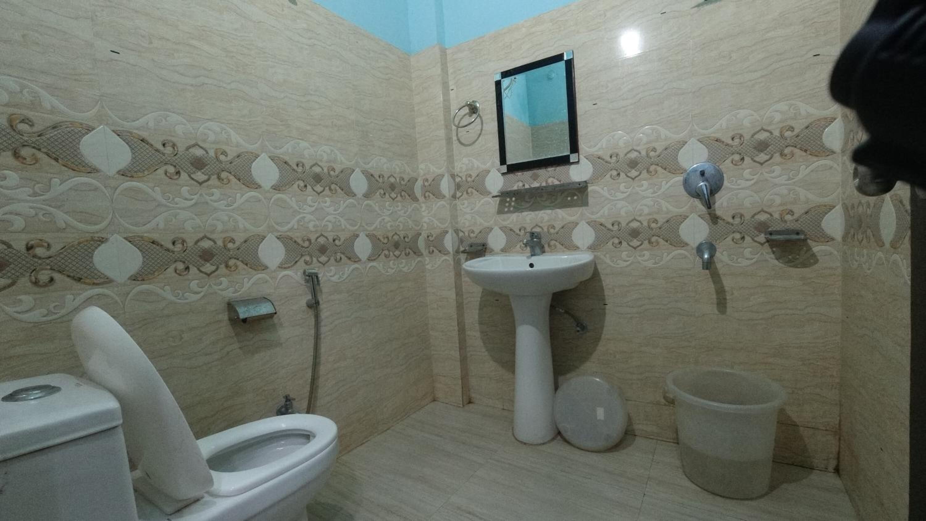 Ein Badezimmer mit Toilette, Waschbecken und Dusche.