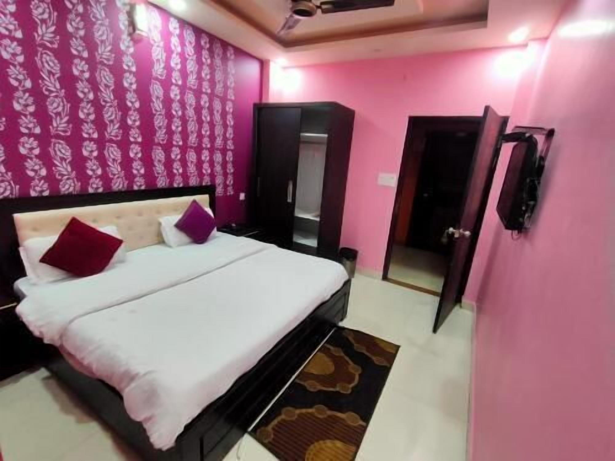Blackout drapes, soundproofing, iron/ironing board, free WiFi