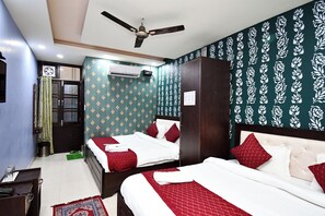 Deluxe-Vierbettzimmer | Verdunkelungsvorhänge, schallisolierte Zimmer, Bügeleisen/Bügelbrett