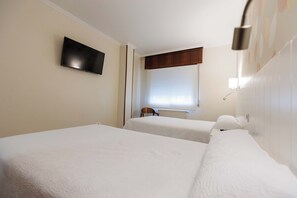 Premium bedding, down duvets, laptop workspace, blackout curtains - Hotel O Cruceiro (Caldas de Reis)