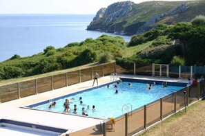 Outdoor pool, open 10:00 AM to 7:00 PM, pool loungers - Village vacances de Pen Hir (Camaret-sur-Mer)