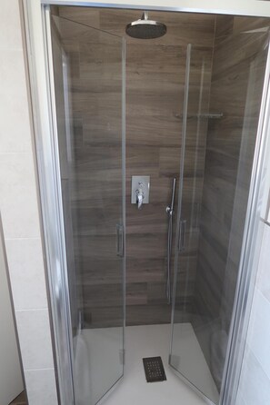 Shower, free toiletries, hair dryer, bidet - Hotel Riposo (San Pellegrino Terme)