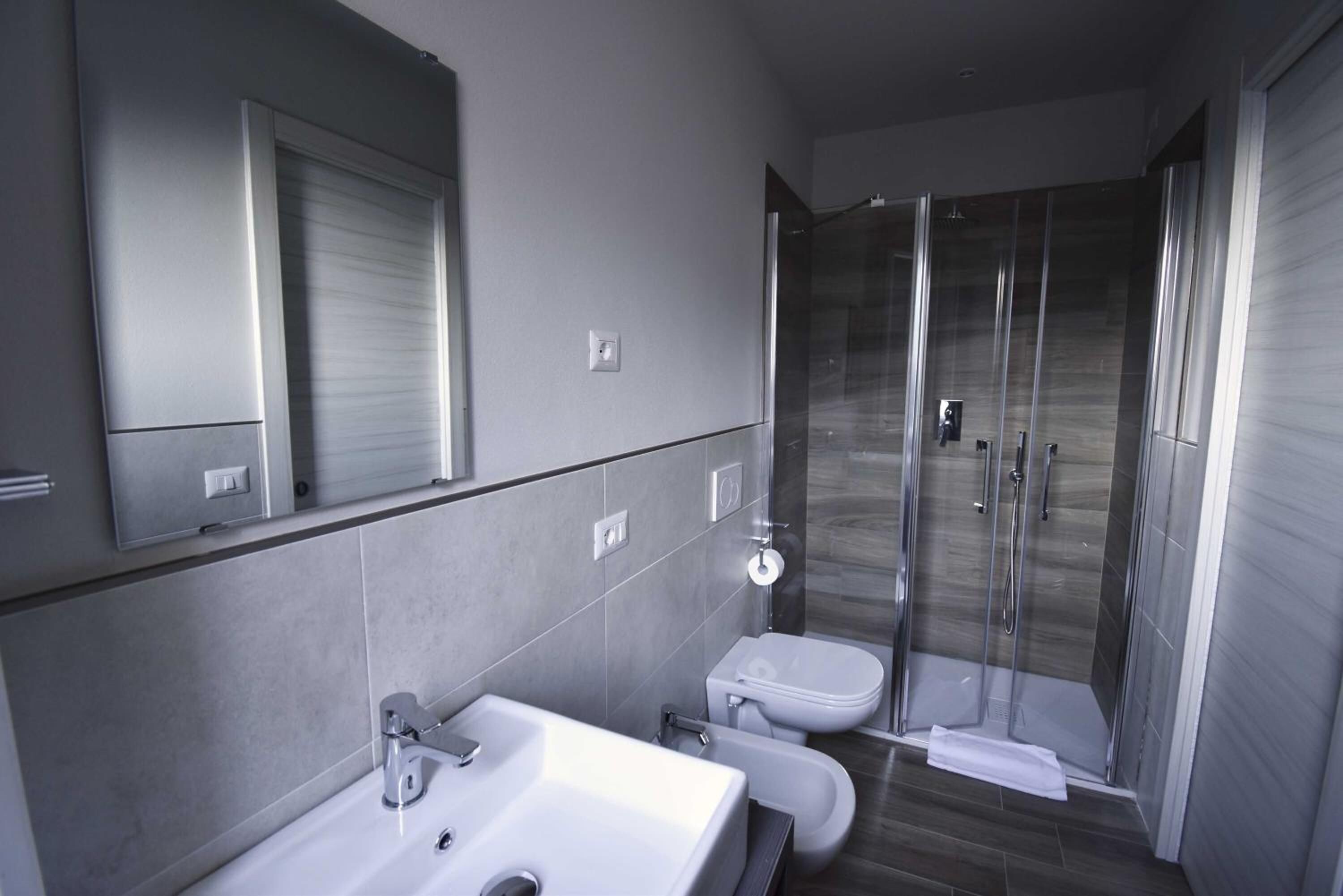 Dusche, kostenlose Toilettenartikel, Haartrockner, Bidet
