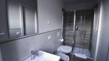 Dusche, kostenlose Toilettenartikel, Haartrockner, Bidet