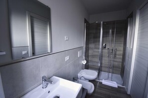Dusche, kostenlose Toilettenartikel, Haartrockner, Bidet