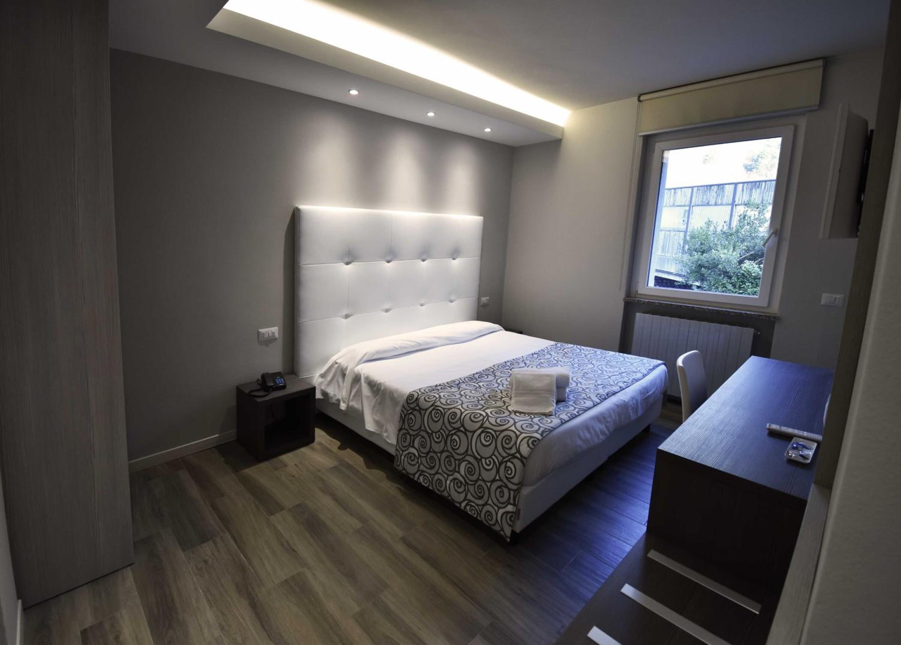 Minibar, desk, soundproofing, free WiFi