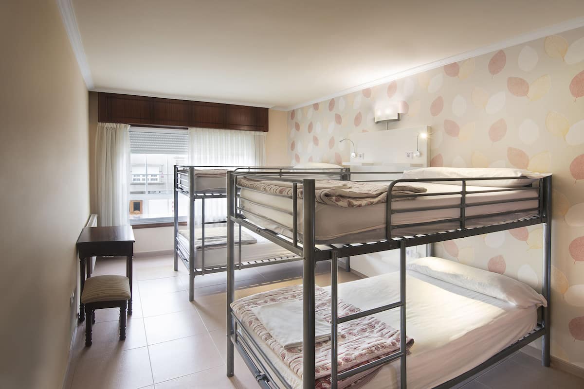 Cortinas blackout, wifi gratis y ropa de cama