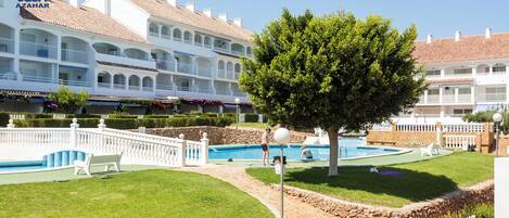Una piscina al aire libre de temporada