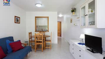 Refrigerador con freezer, microondas, placa de cocina, cafetera/tetera