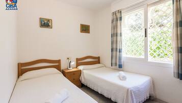 1 chambre, fer et planche à repasser, lits bébé (en supplément)