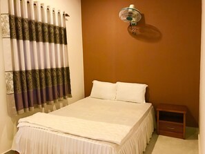 Phòng, 1 giường đôi | Minibar, bàn, bàn ủi/dụng cụ ủi quần áo 