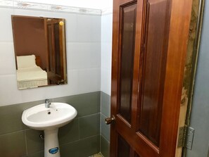 Ducha, artículos de tocador gratuitos, secador de pelo, pantuflas